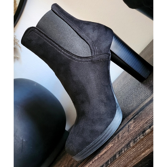 . Wild Diva Black Suede Booties/Boots - Picture 6 of 13